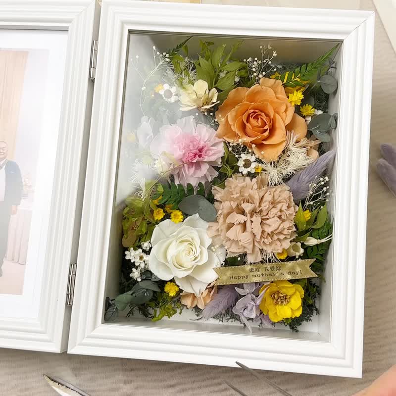 Glass frame with natural preserved & dried flowers in green with logo /  opening - Shop ohanabako Dried Flowers & Bouquets - Pinkoi