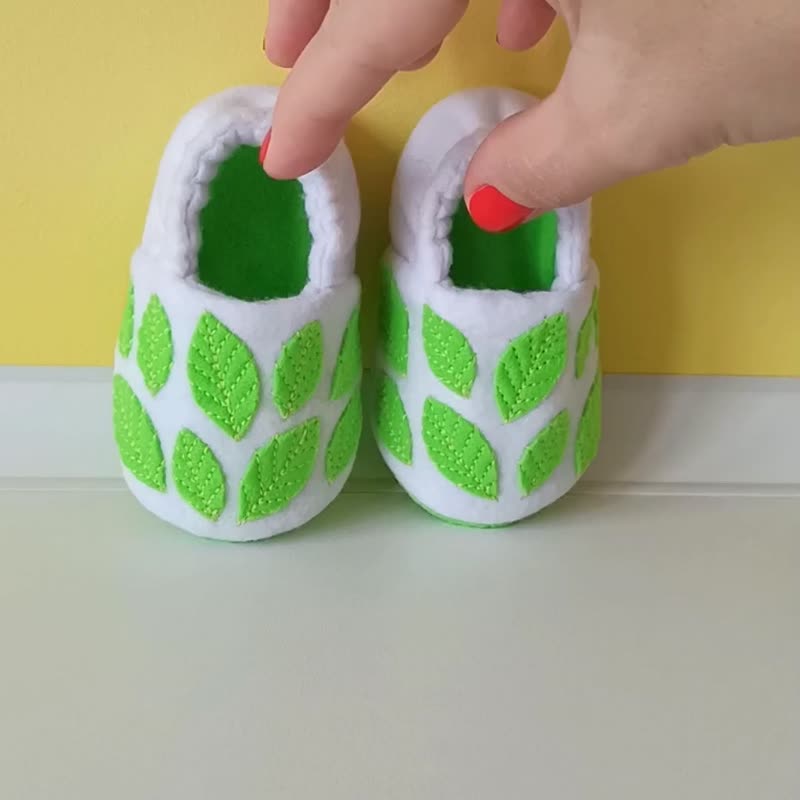 Newborn Shoes for PHOTOSESSIONS HOLIDAYS . White Baby Slippers  Green leaves - รองเท้าเด็ก - วัสดุอื่นๆ ขาว