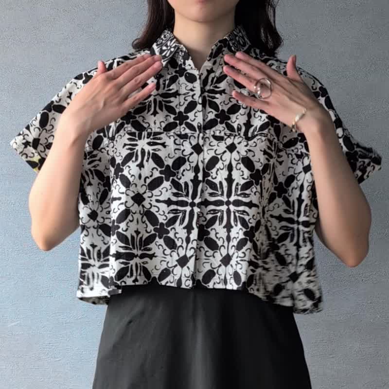 印尼蠟染可愛少女風短版襯衫 PUPUT - 黑花瓣 - PUP032 - 女上衣/長袖上衣 - 棉．麻 黑色