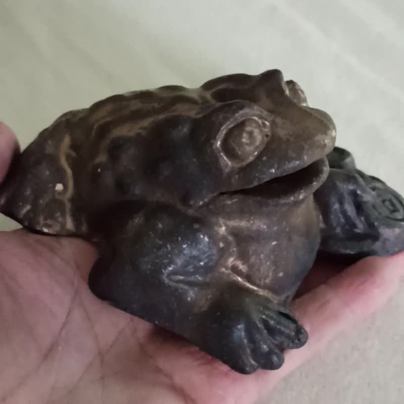 Pottery-burning three-legged toad for luck and luck, mascot tea pet - ของวางตกแต่ง - ดินเผา สีทอง