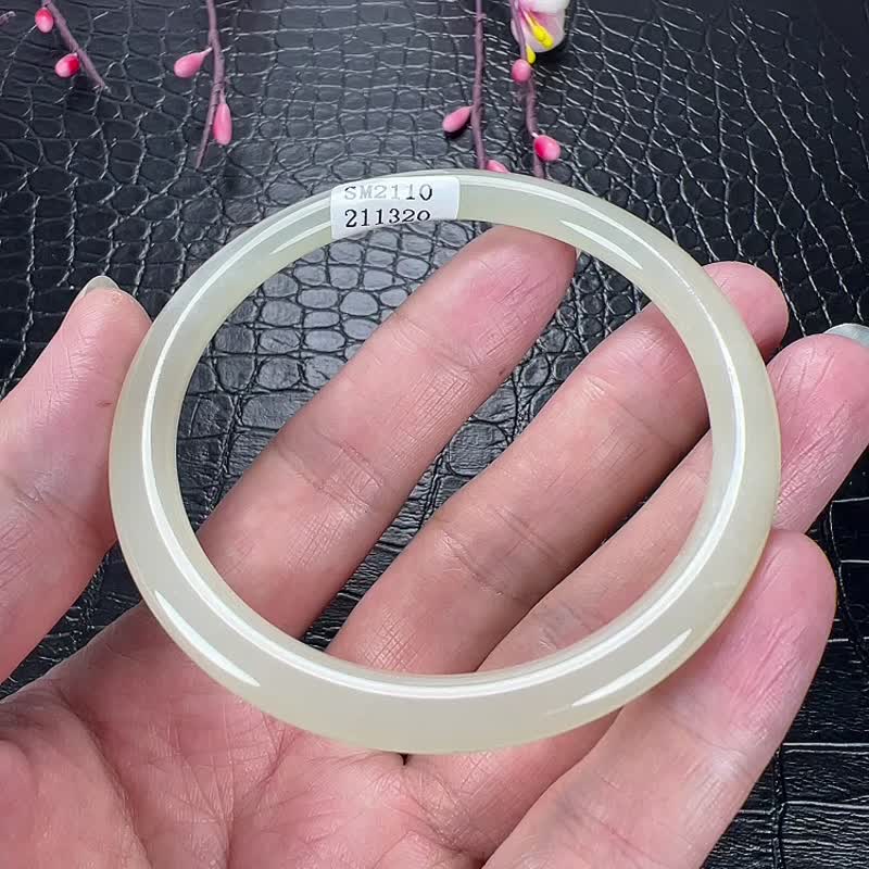天然新疆和田玉晴水叮當鐲圓條手鐲 圈口59mm  油潤柔和 - 手鍊/手環 - 玉石 