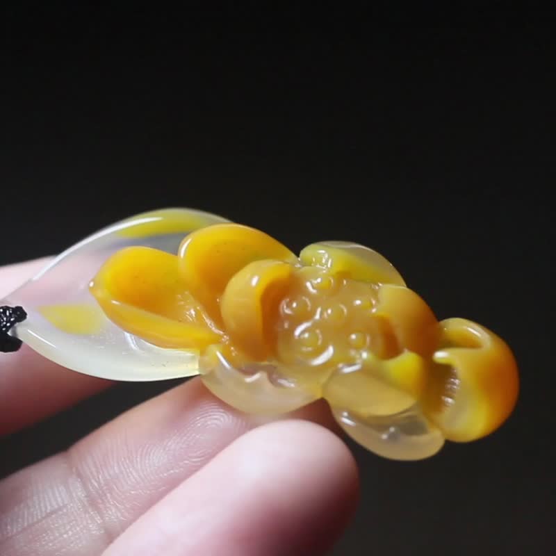 【荷花致韻】糖心瑪瑙吊墜/蓮花設計手工雕刻項鏈/創意玉石掛件 - 項鍊 - 玉石 橘色