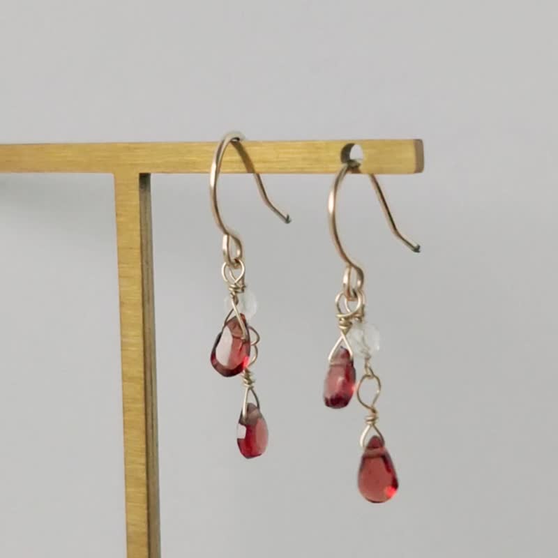 SV925/ 14KGF AAA Teardrop Garnet & Rock Crystal Earrings (Clip on), January - ต่างหู - คริสตัล สีแดง