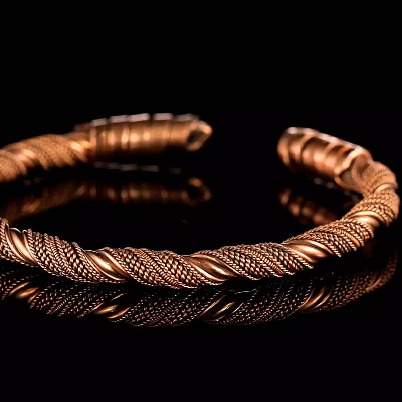 Woven copper wire cuff bracelet Antique style handcrafted copper jewelry - 手鍊/手環 - 銅/黃銅 金色