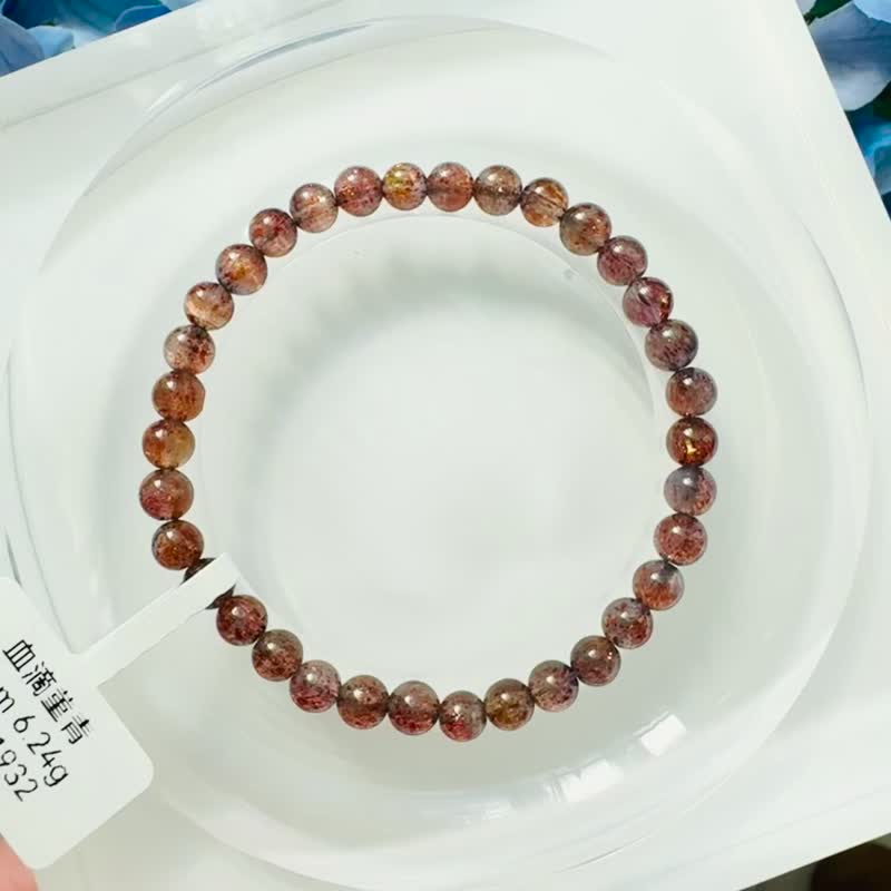 最高級の輝き。キャッツアイ効果を持つブラッドショットアイオライト5mm、重さ6.24g。虹色の光沢、財運向上、人間関係の円滑化、スピリチュアリティの開花を促します。 - ブレスレット - クリスタル レッド