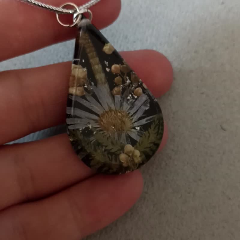 Flower necklace resin Flower jewelry Pressed flower pendant 生日禮物 項鍊 - 項鍊 - 樹脂 黑色