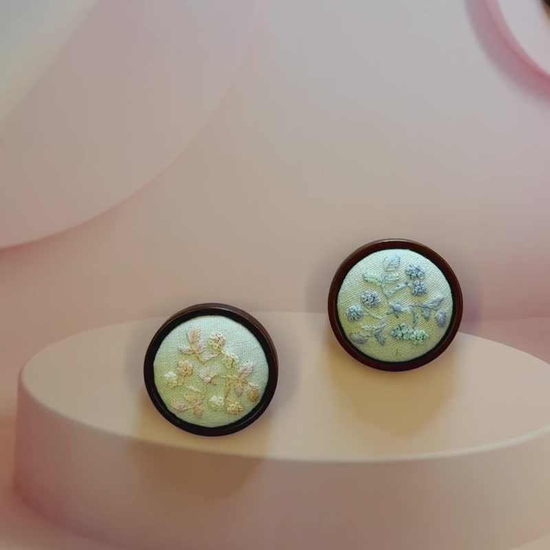 刺繍—ブルーグラデーションの木製丸ブローチ - ブローチ - 木製 
