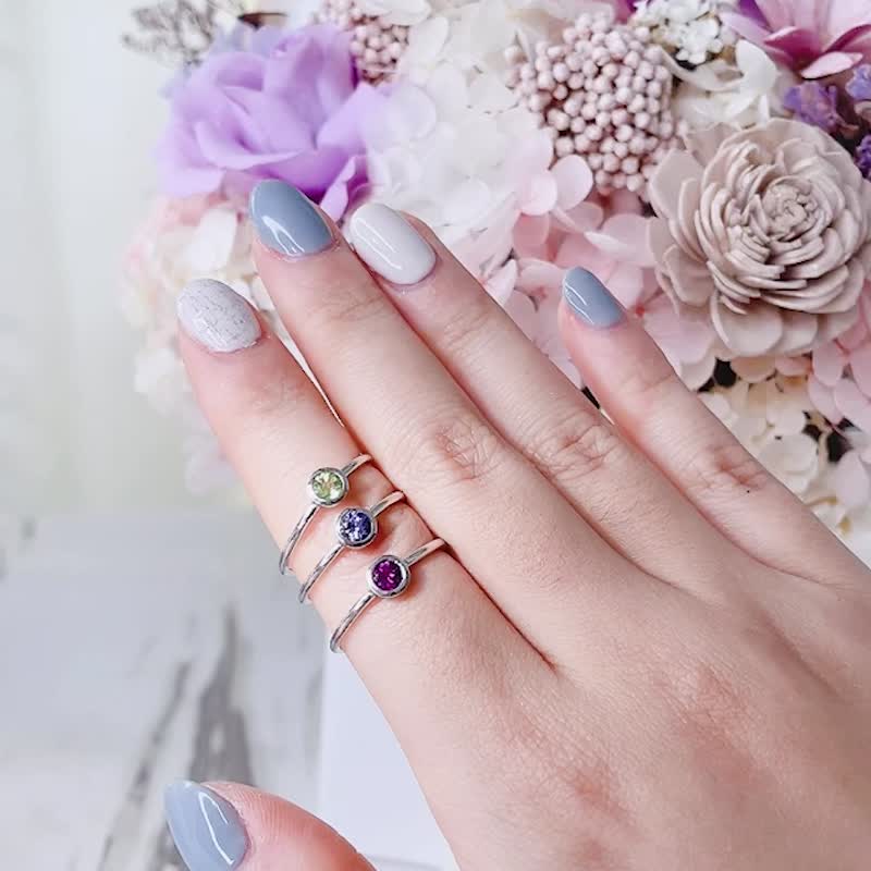 春擁 | 橄欖石 / 單鑽包鑲 / 簡約 / 細戒 / 線戒 - 戒指 - 寶石 綠色