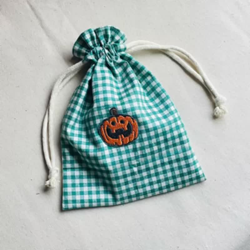 [In stock] Pumpkin embroidered bunch pocket/Halloween - กระเป๋าหูรูด - ผ้าฝ้าย/ผ้าลินิน สีเขียว