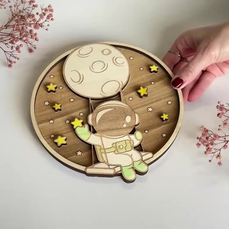 Astronaut Wooden Baby Room Sign - Swing Astronaut - Nursery Decor - Handpainted - 兒童家具 - 木頭 