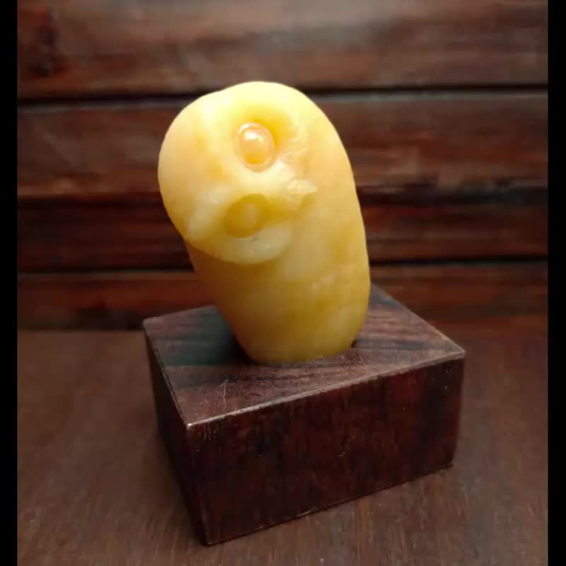 Carvings to amuse animals - Crooked Eagle Xinjiang Golden Silk Jade/Owl - Items for Display - Jade Yellow