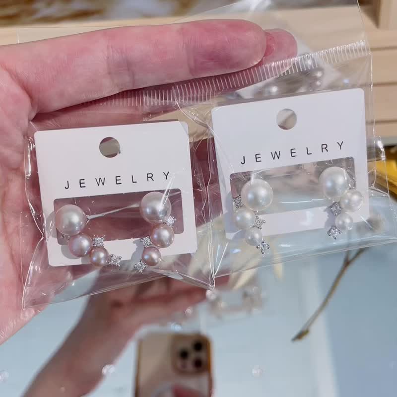 Gentle crescent natural pearl design earrings, gentle white and elegant purple pink - ต่างหู - ไข่มุก 