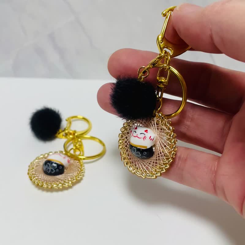 A keychain that combines the shine of champagne gold and the cuteness of a becko - Keychains - Thread Gold