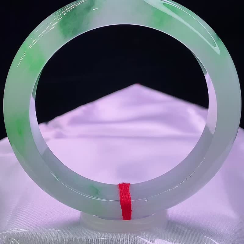 緬甸老坑 天然A貨翡翠手鐲 圈口55.5MM 白底青冰潤細膩 編號05938 - 手鍊/手環 - 玉石 