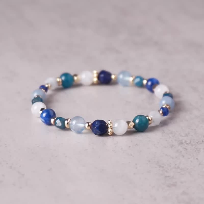 Blue Sky // Moonstone Lapis Lazuli Ocean Stone Bracelet // Communication Expression Healing - สร้อยข้อมือ - คริสตัล สีน้ำเงิน