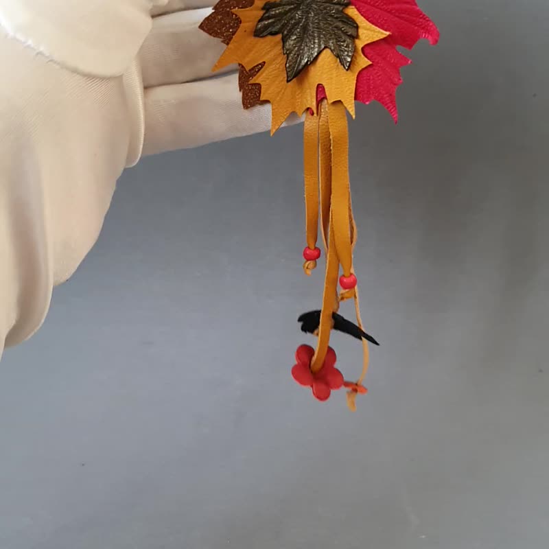 メープルリーフキーホルダーレザータッセルチャームレザーペンダント - キーホルダー・キーケース - 革 多色