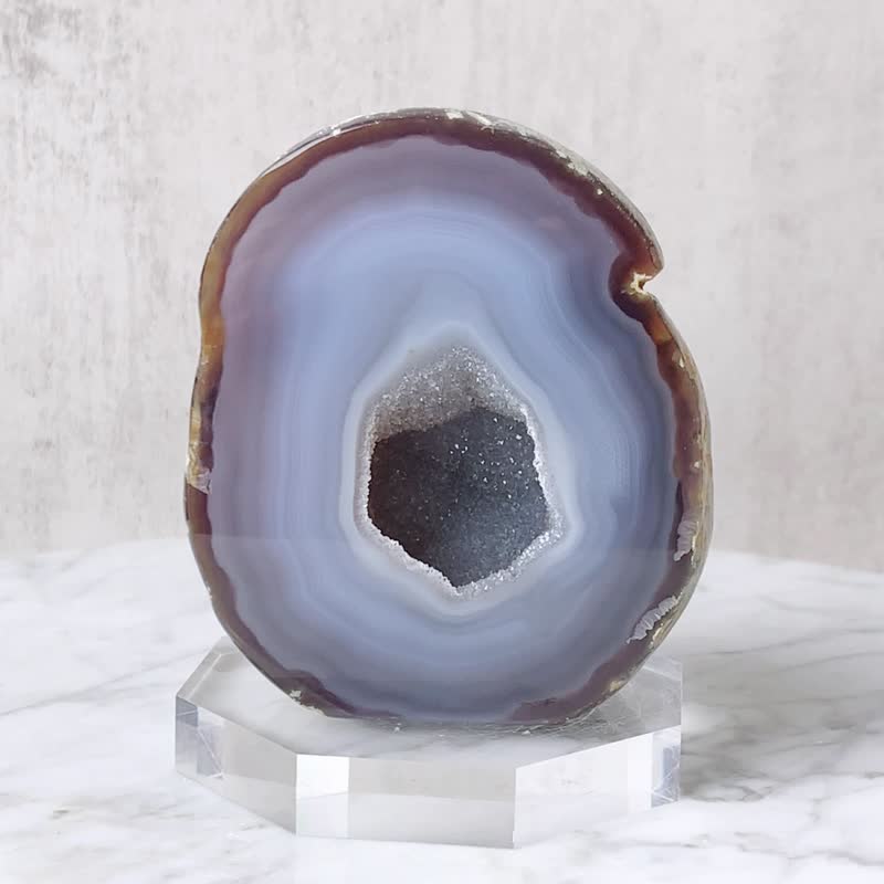 Agate crystal cave // ​​attracts wealth, purifies the space and brings peace // comes with a free base - ของวางตกแต่ง - คริสตัล สีเทา