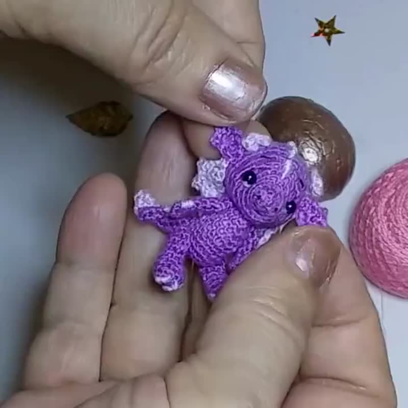 Tiny dragon, little amigurumi toy, crocheted dragon. - ของเล่นเด็ก - วัสดุอีโค หลากหลายสี