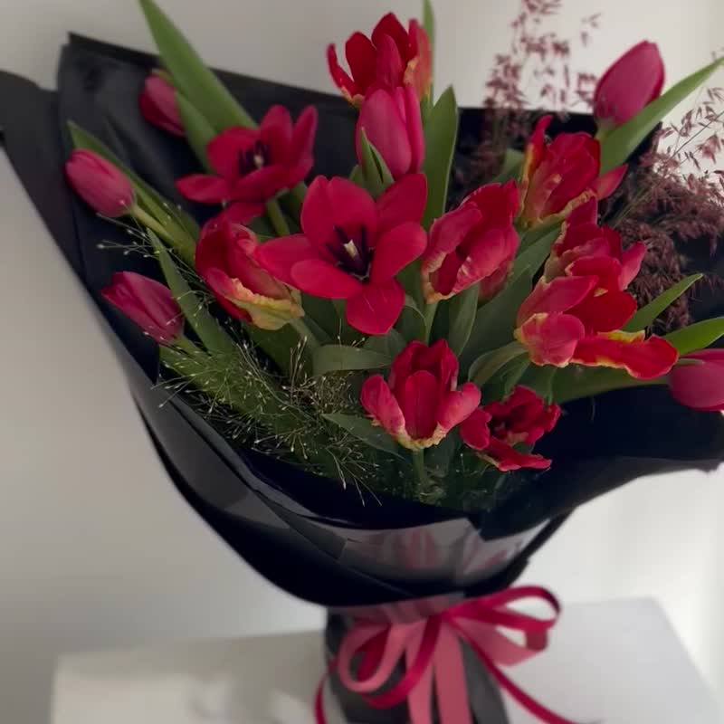 炎のようなレッドチューリップの花束。 特別なフラワーギフト