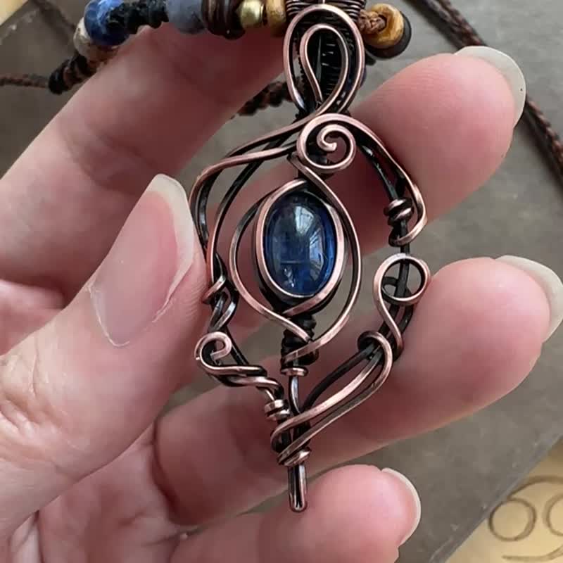 WW397 Fully Hand-Knitted Wire-Wrapped Copper Antique Patina Kyanite Pendant Necklace - สร้อยคอ - ทองแดงทองเหลือง สีนำ้ตาล