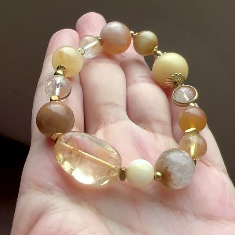 ||Huang Ying|| Calm the New Year’s energy to attract wealth. Yellow rabbit hair/titanium crystal/egg Stone/color ghost/citrine - สร้อยข้อมือ - คริสตัล สีเหลือง