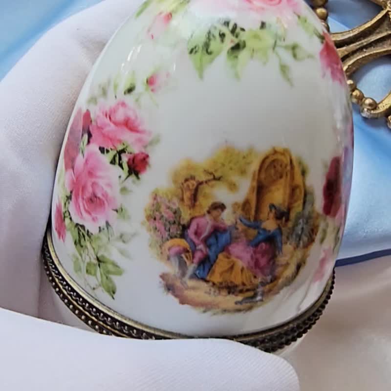 フランス人カップル 薔薇の卵型 磁器 上品なジュエリーボックス/ピル 